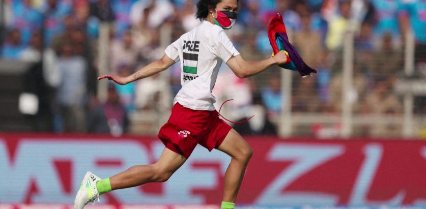 भारत र अस्ट्रेलियाबीचको फाइनल खेल भइरहँदा जब एक युवक मैदान छिरे…