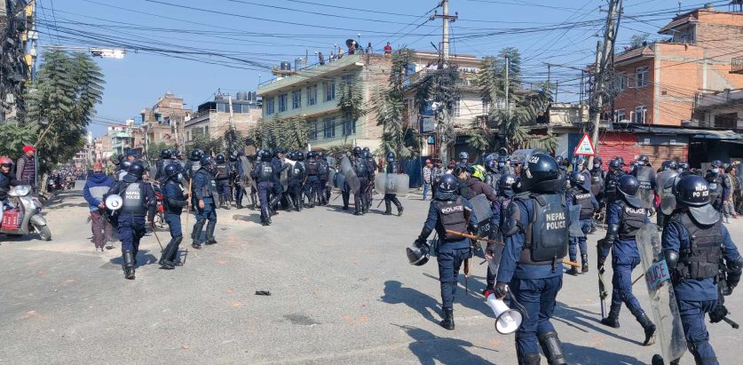 एमाले समर्थकहरुले दुर्गा प्रसाईंको प्रदर्शन बिथोल्न खोज्दै तोडफोड र ढुंगामुढा