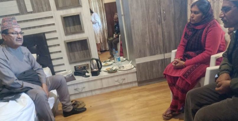 छोरो सकुशल ल्याइदिनु पर्‍यो भन्दै विपिनका बा-आमाले भेटे परराष्ट्रमन्त्री