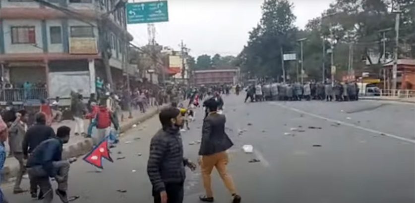 प्रहरीद्वारा दुर्गा प्रसाईं समूहलाई लाठी चार्ज