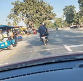 ट्राफिक नियम मिच्दै नेपाल प्रहरी