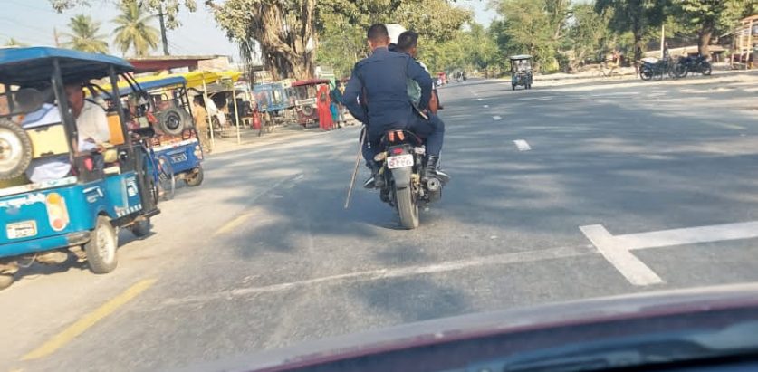 ट्राफिक नियम मिच्दै नेपाल प्रहरी