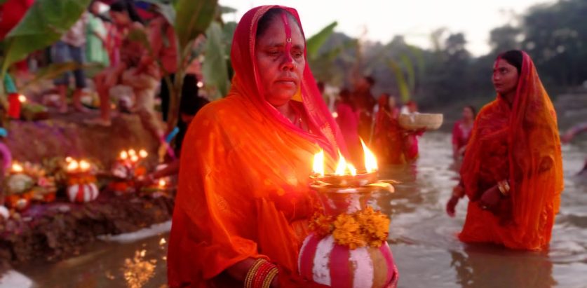 छठमा अस्ताउँदाे सूर्यकाे पूजा