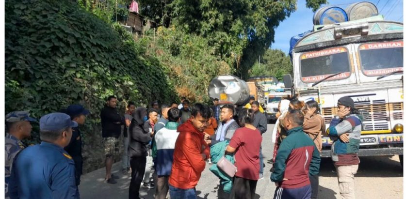 मेची राजमार्गमा यातायात नचल्दा तीर्थयात्री अलपत्र