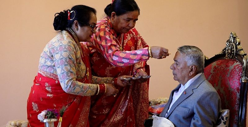 राष्ट्रपति पौडेलले बहिनीहरु शारदा र चन्दाकाे हातबाट लगाउनुभयाे टीका