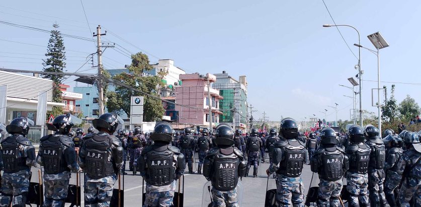 माइतीघर जान प्रहरीको घेरा तोड्न खोज्दै