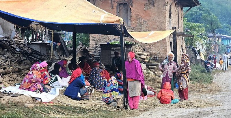 एउटै त्रिपालमुनि ११ परिवारको बास