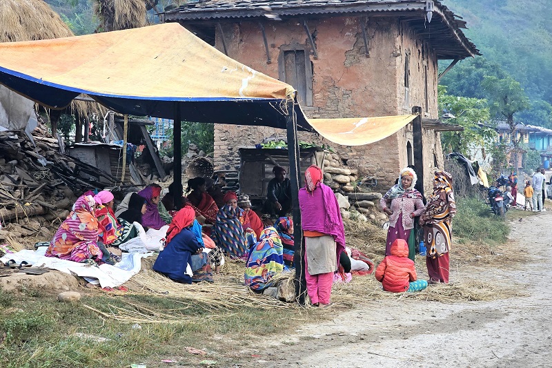 एउटै त्रिपालमुनि ११ परिवारको बास