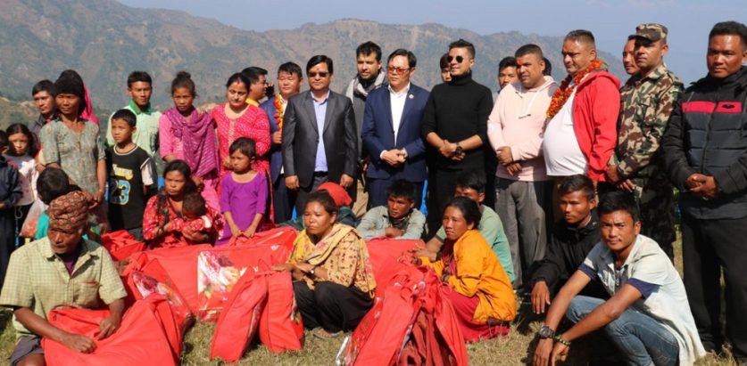 मन्त्री किरातीद्वारा चेपाङ समुदायलाई न्यानो कपडा वितरण