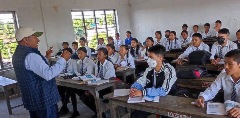 शिक्षक जति सबै विदेशिएपछि अध्यक्ष आफैं पढाउँदै