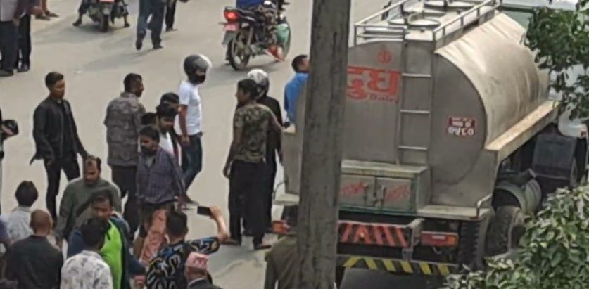 लोकन्थली दुर्घटनाले बाखामा तनाव, स्थानीयले गरे सडक अवरुद्ध