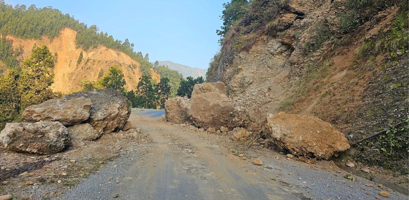 भूकम्पले अवरुद्ध भएको सडक खुल्यो