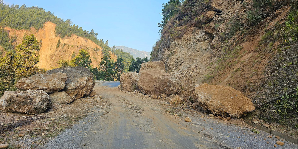 भूकम्पले अवरुद्ध भएको सडक खुल्यो