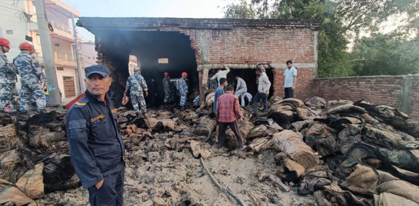 बोराको एक गोदाममा आगलागी, ४० लाख बराबरको क्षति