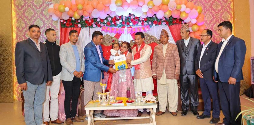 छोरीको अन्नप्राशनमा सिटिजन लाईफको विमा पोलेसी उपहार