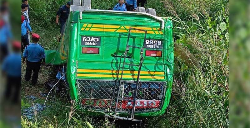 इलाममा विद्यार्थी बोकेको बस भीरबाट खस्दा ३ जनाको मृत्यु