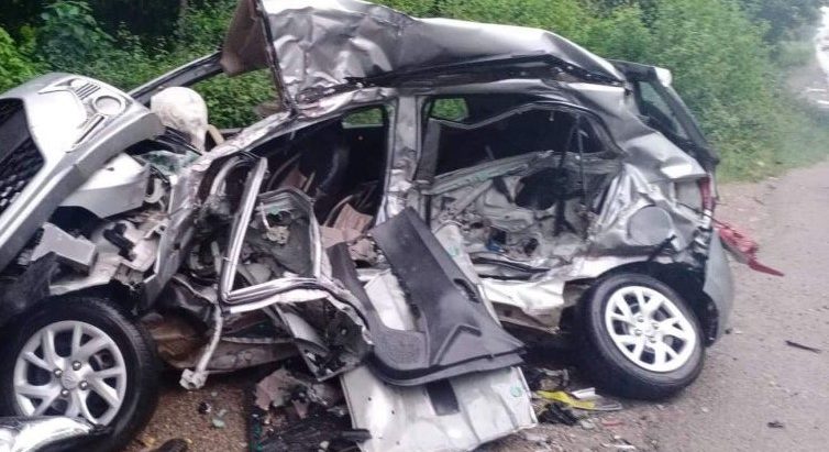 नवलपरासीमा कार र ट्रक ठोक्किएपछी….