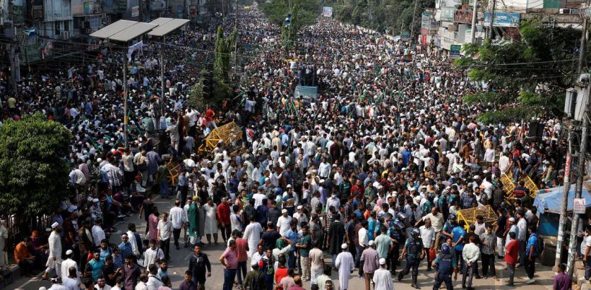 बङ्लादेशमा न्यूनतम आधारभूत तलबको माग गरी दशौँ हजार श्रमिक आन्दोलनमा