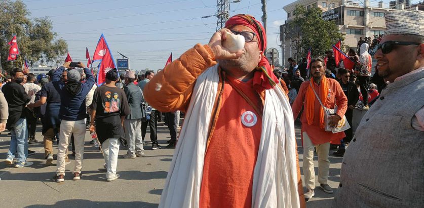 दुर्गा प्रसाईंका समर्थकको शंख ध्वनीसहित प्रदर्शन