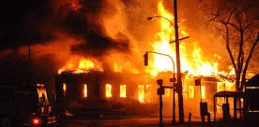 आगलागी हुँदा ११ जनाको मृत्यु