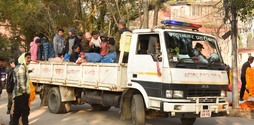 फुटपाथका फूलमाला ब्यापारीलाई समायो महानगरले