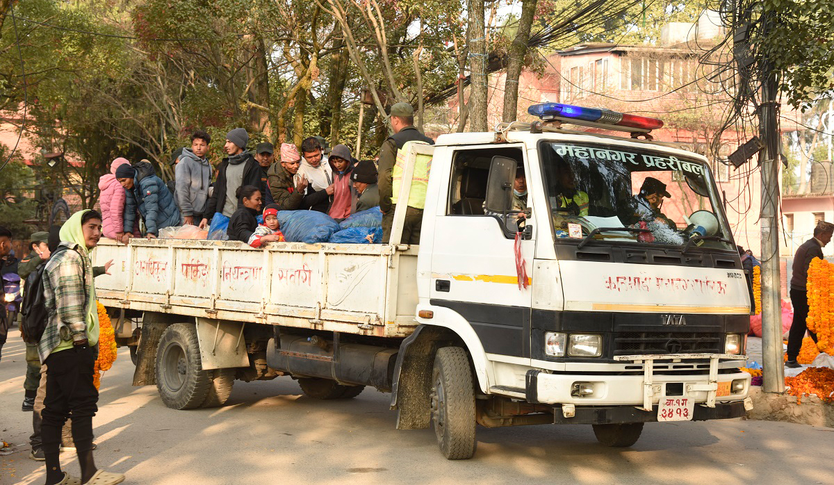 फुटपाथका फूलमाला ब्यापारीलाई समायो महानगरले