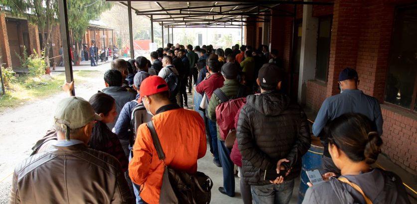 नेपाल राष्ट्र बैंकमा सुन-चाँदीका सिक्का किन्नेको भिड