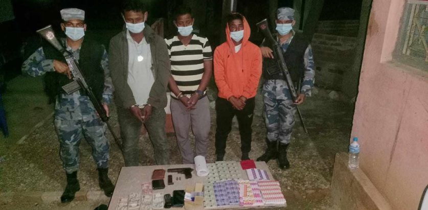 पेस्तोल, नगद र रिचार्ज कार्डसहित ३ जना पक्राउ