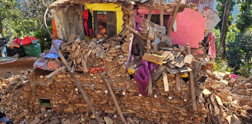 भूकम्पपीडित बिरामी बढ्दै, स्वास्थ्य संस्थामा पाइँदैन सिटामोल पनि