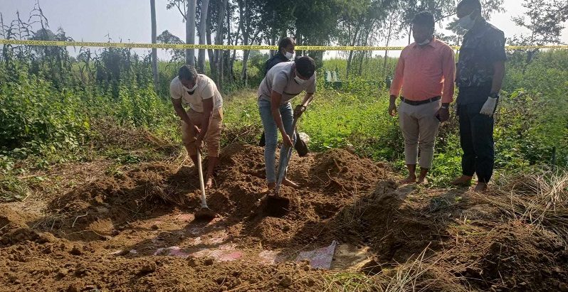 सर्लाहीमा एक युवतीकाे शव चिहानबाट निकालेर परीक्षणमा लगिंदै