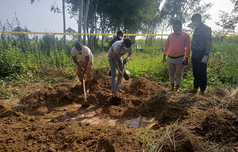 सर्लाहीमा एक युवतीकाे शव चिहानबाट निकालेर परीक्षणमा लगिंदै