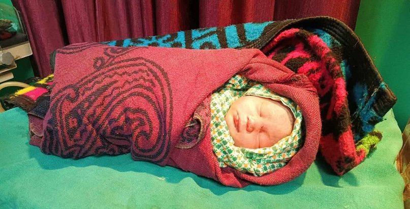 झाडीमा सालनालसहितको बच्चा रोएपछि……