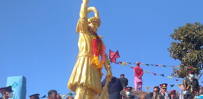 पृथ्वीनारायण शाहको सालिक अनावरण गर्दै पूर्वराजा ज्ञानेन्द्र