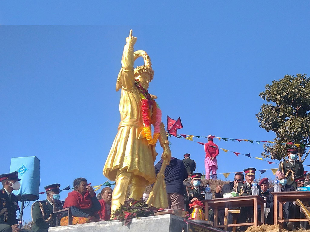 पृथ्वीनारायण शाहको सालिक अनावरण गर्दै पूर्वराजा ज्ञानेन्द्र