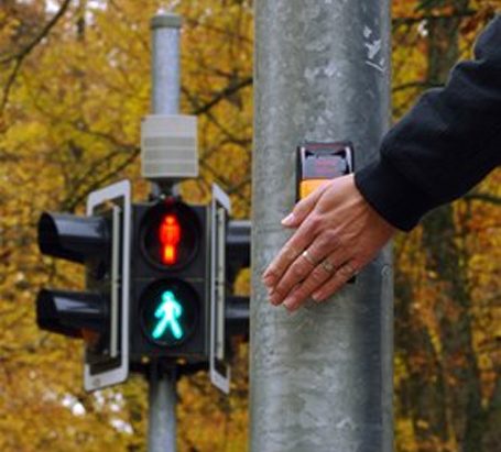 अब काठमाडौंमा पैदलयात्रुले नै ट्राफिक लाइट बाल्न मिल्ने सुबिधा