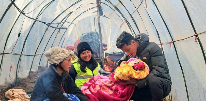 भूकम्प पीडितले त्रिपालभित्रै बच्चा जन्माएपछि…..