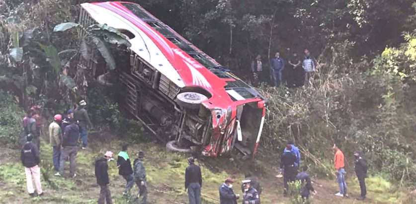 झापा आउँदै गरेको बस दुर्घटना ३४ जना घाइते, २ को मृत्यु