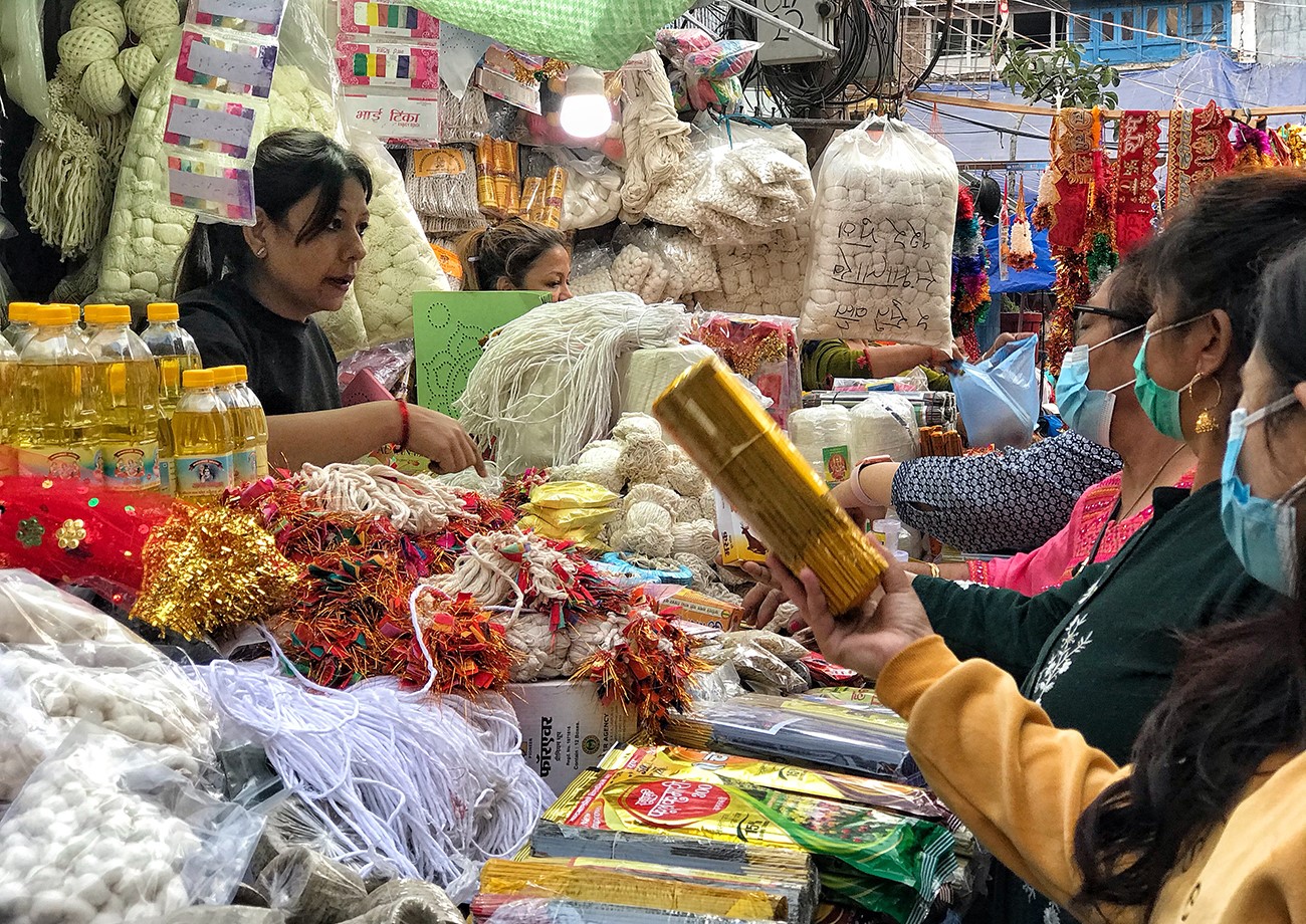 बजारमा तिहारको सामान किन्नेको घुइँचो