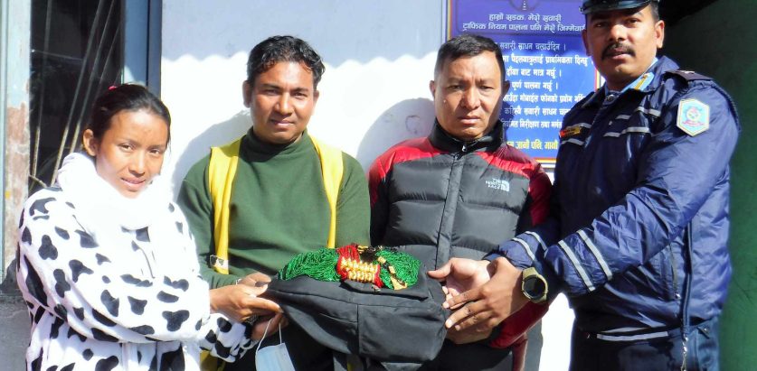 ट्याक्सीमा छुटेको ७ तोला सुन र ४ तोला चाँदी पाइन संगीताले