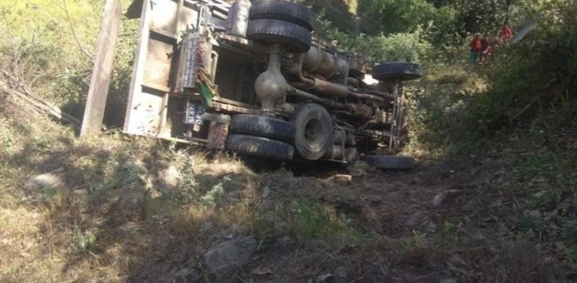 पाल्पामा टिपर पल्टिएपछि….