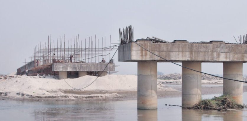 रतुवा पुल निर्माणले गति लियो