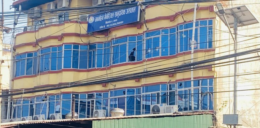 घुँडामुनि सुन्निएर मनमोहन अस्पताल भर्ना भएकी महिलाको मृत्युपछि अस्पतालमा ढुंगामुडा, अवस्था तनावग्रस्त