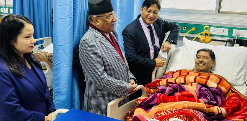 गृहमन्त्री श्रेष्ठलाई भेट्न प्रधानमन्त्री प्रचण्ड अस्पतालमा