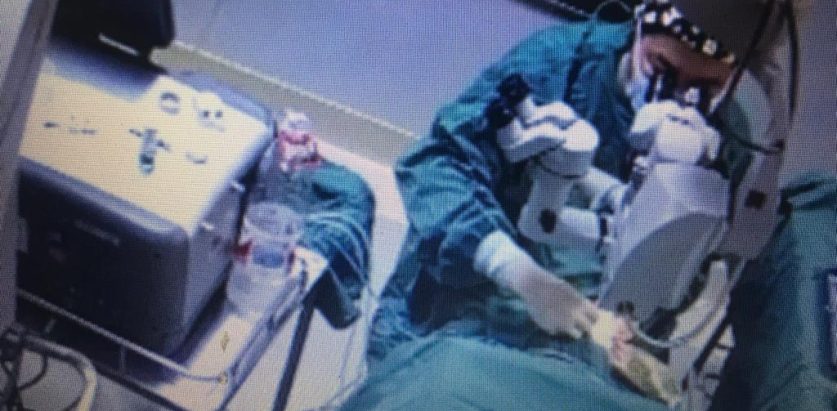 शल्यक्रिया गर्दा गर्दै डाक्टरले बिरामीलाई मुक्का हानेपछि…