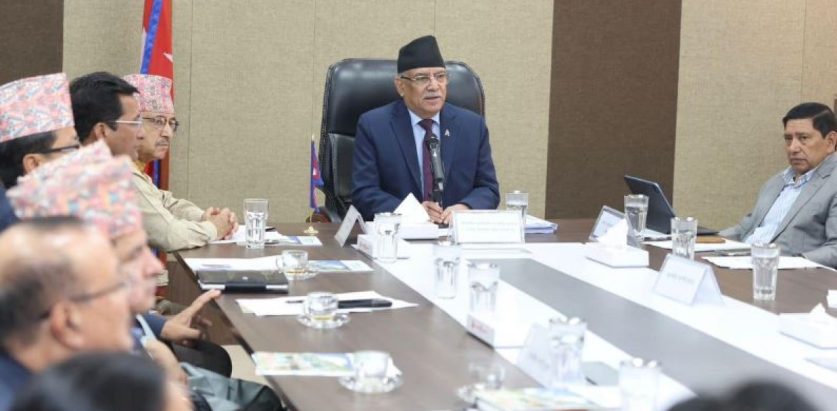 प्रधानमन्त्री एनसेलको शेयर खरिदबिक्री प्रकरणमा छलफल गर्दै