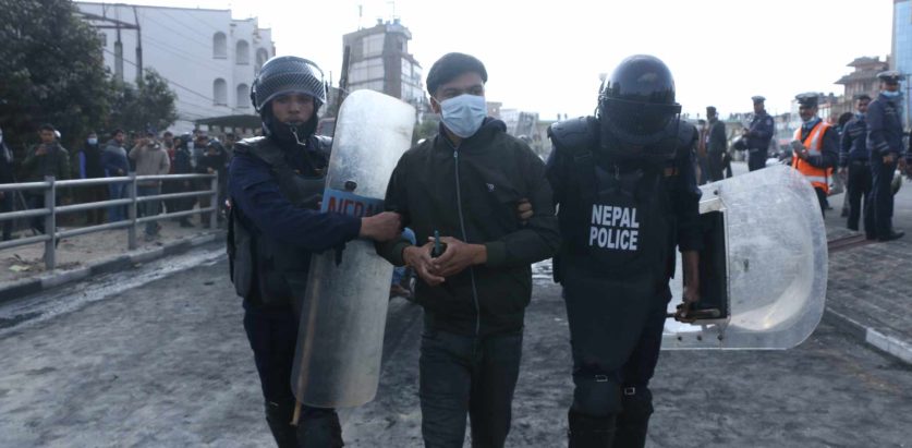 ‘भिडियो हेरेर’ गाडी जलाउने ६० जना नियन्त्रणमा