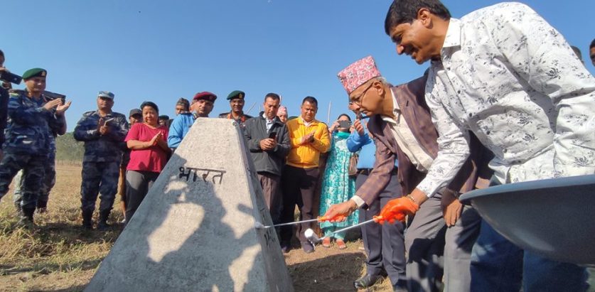 नेपाल-भारत सीमा स्तम्भको रङगरोगन गर्दै मर्मत सुरु