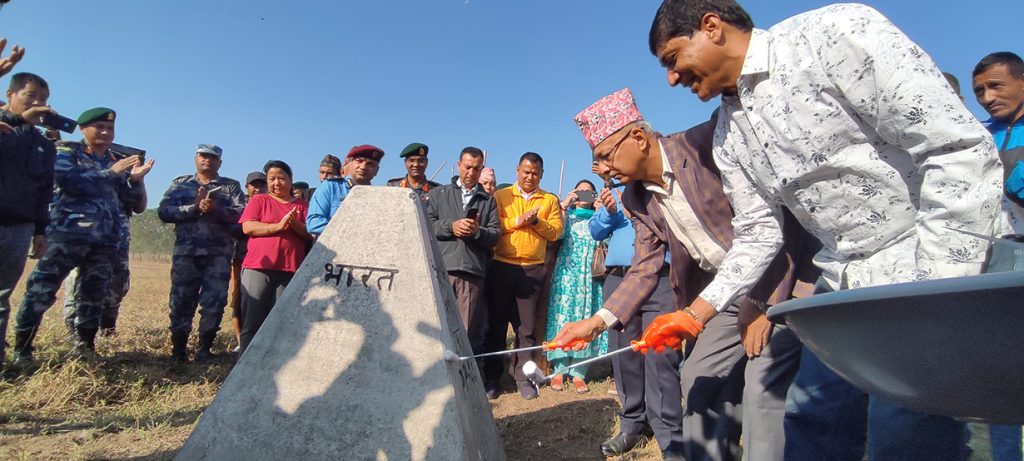 नेपाल-भारत सीमा स्तम्भको रङगरोगन गर्दै मर्मत सुरु