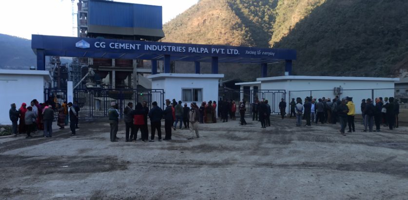स्थानीयद्वारा सीजी सिमेन्ट उद्योगमा तालबन्दी