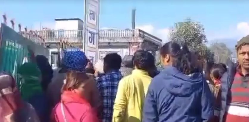 महानगरले फुटपाथमा सामान बेच्न नदिएपछि स्थानियले महोत्सवको गेट नै बन्द गरिदिए